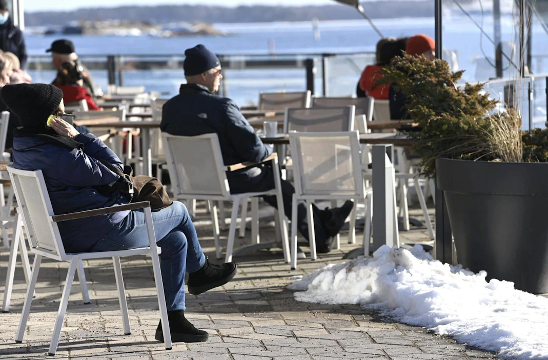 Sunnuntaista ennustetaan aurinkoista poutapäivää, jolloin lämpömittari nousee suuressa osassa maata selvästi kymmenen asteen yläpuolelle.