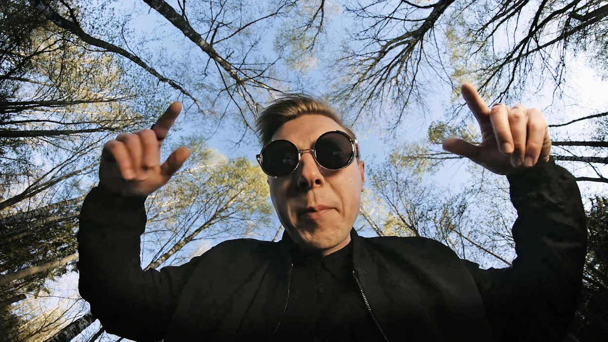 Idän Proffa ottaa Keilaa puita -videollaan kantaa myös tutkimuksesta ja opetuksesta tehtyihin leikkauksiin, jotka näkyvät metsäntutkijankin arjessa. Kuvakaappaus videolta.