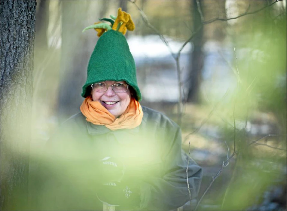 Aino Hagner innostui eläkepäivinään tutustuttamaan tamperelaislapsia metsiin. Hän järjestää metsätontun retkiä pienille koululaisille keväisin ja syksyisin. Rami Marjamaki