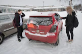 Ysiluokkalaiset Pyry Kontturi ja Venla Viertola hyppäsivät mopoautoon Isossakyrössä koulupäivän päätteeksi.