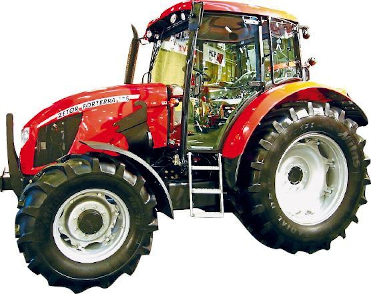 Zetor Forterra -sarja vahvistuu uudella Forterra 135 16V -mallilla. Tyyppinumerot kertovat, että nelisylinterisen, 4,16-litraisen moottorin teho on 100 kW (135 hv) ja kaasujen vaihto sylintereissä tapahtuu neliventtiili- kannella. Polttoaineen ruiskutuksesta vastaa perinteinen rivipumppu ja päästöt pidetään kurissa pakokaasun sisäisellä, venttiilien ajoitukseen perustuvalla kierrätyksellä. Itse traktori ei ehtinyt näyttelyyn, ulkonäkö ja mitat ovat kuitenkin samat kuin kuvan Forterra 125:ssa. (HH)