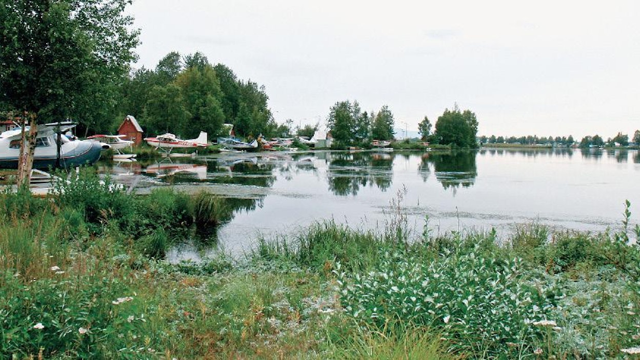 Suomalaisten järvien rannalla on lasikuituveneitä, mutta Alaskassa rantapusikoissa on lentokoneita.