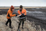 Metsänhoitoyhdistyksen Jaana Karvonen ja metsäkeskuksen Lauri Mäenpää tutkivat Haapavedellä karttaa 40 hehtaarin alueesta, jolle on haettu metsitystukea. Kyseessä on entinen turvetuotantoalue, joka on nyt yksityisessä omistuksessa.