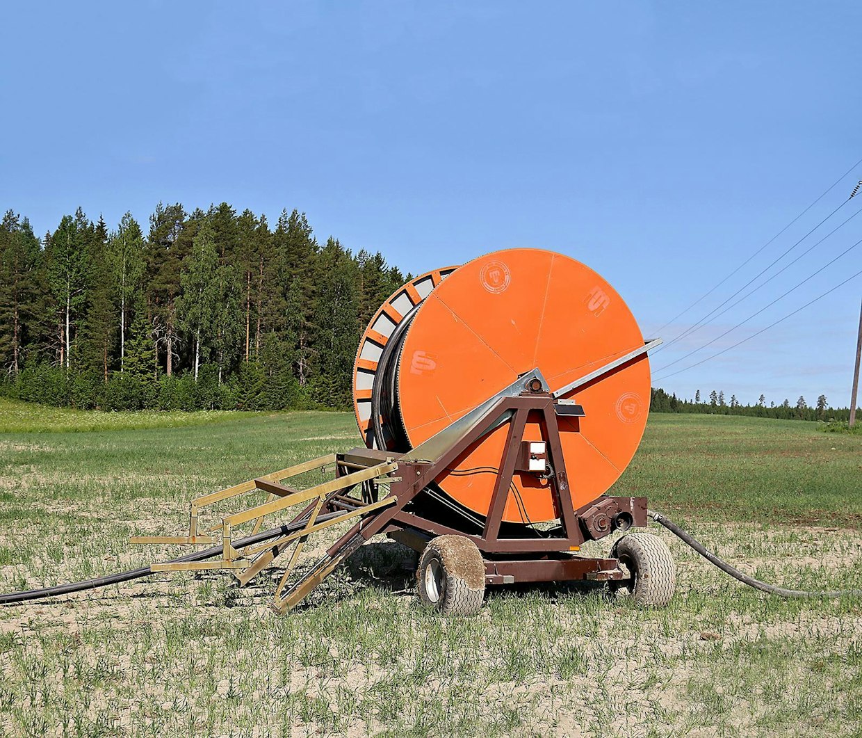 Letkukelan kääntyy haluttuun suuntaan kääntöpöydän avulla. Kastelutykin kelkkaa saa nostettua ja kuljetettua vasemmalla näkyvässä telineessä. Kun tykki saapuu sadetuksen päätteeksi telineeseen, kääntää vipumekanismi kelaamisen pois päältä.