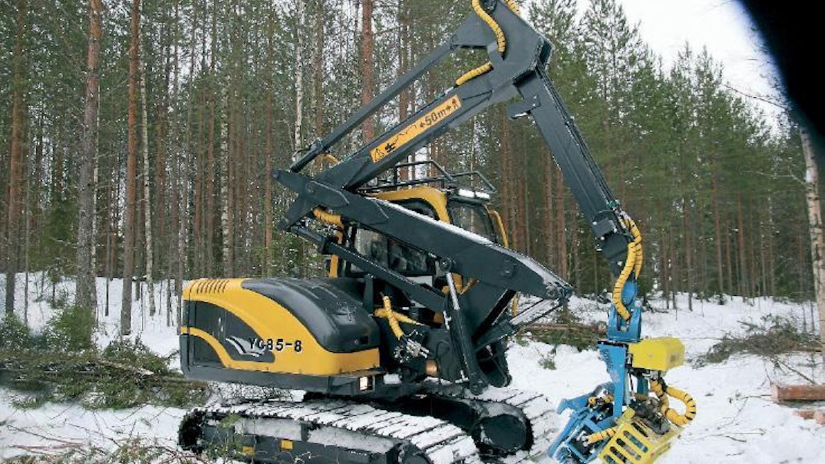 Kaivukonealustainen Ursa Minor 8 on pintapaineeltaan ja leveydeltään erittäin sopiva nuoriin metsiin myös sulan maan aikana. Samat ominaisuudet lisättynä vain 3,36 metrin kuljetuskorkeudella poistavat monta stressiä kuljetusauton kuljettajalta koneen siirroissa. Aines- ja energiapuuhakkuun lisäksi kone pystyy esiraivaamaan leimikkonsa. Koko yhdistelmä on hämmästyttävän halpa.