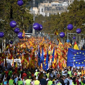Barcelonassa Espanjan yhtenäisyyden puolesta marssivat heiluttavat Espanjan ja EU:n lippuja. LEHTIKUVA/AFP