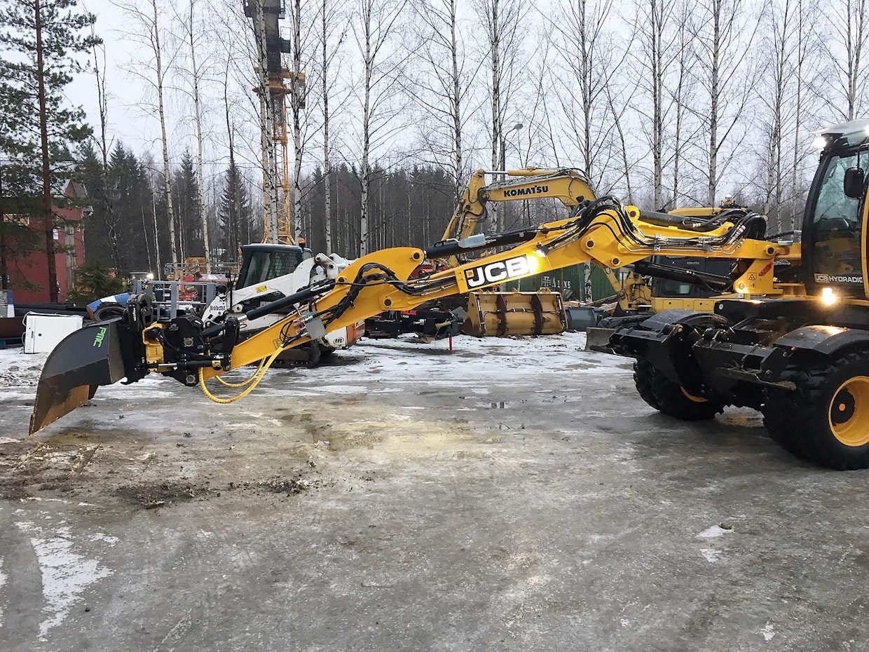 Kaksiosaista pääpuomia hallitaan jalkapolkimella. Engconilla varustettuna ulottuvuus on kauhan huulilevystä mitattuna noin. 810 cm.