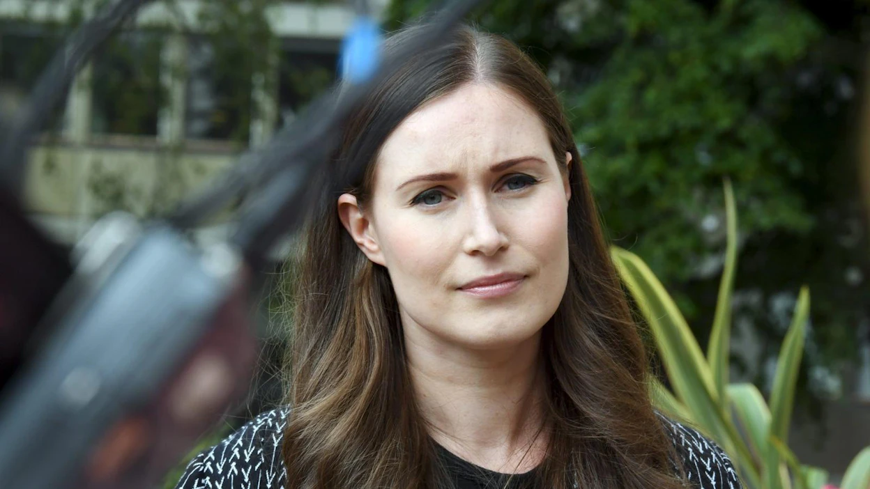 Pääministeri Sanna Marin tapasi mediaa saapuessaan hallituksen iltakouluun ja neuvotteluihin Säätytaloon tänään. LEHTIKUVA / JUSSI NUKARI