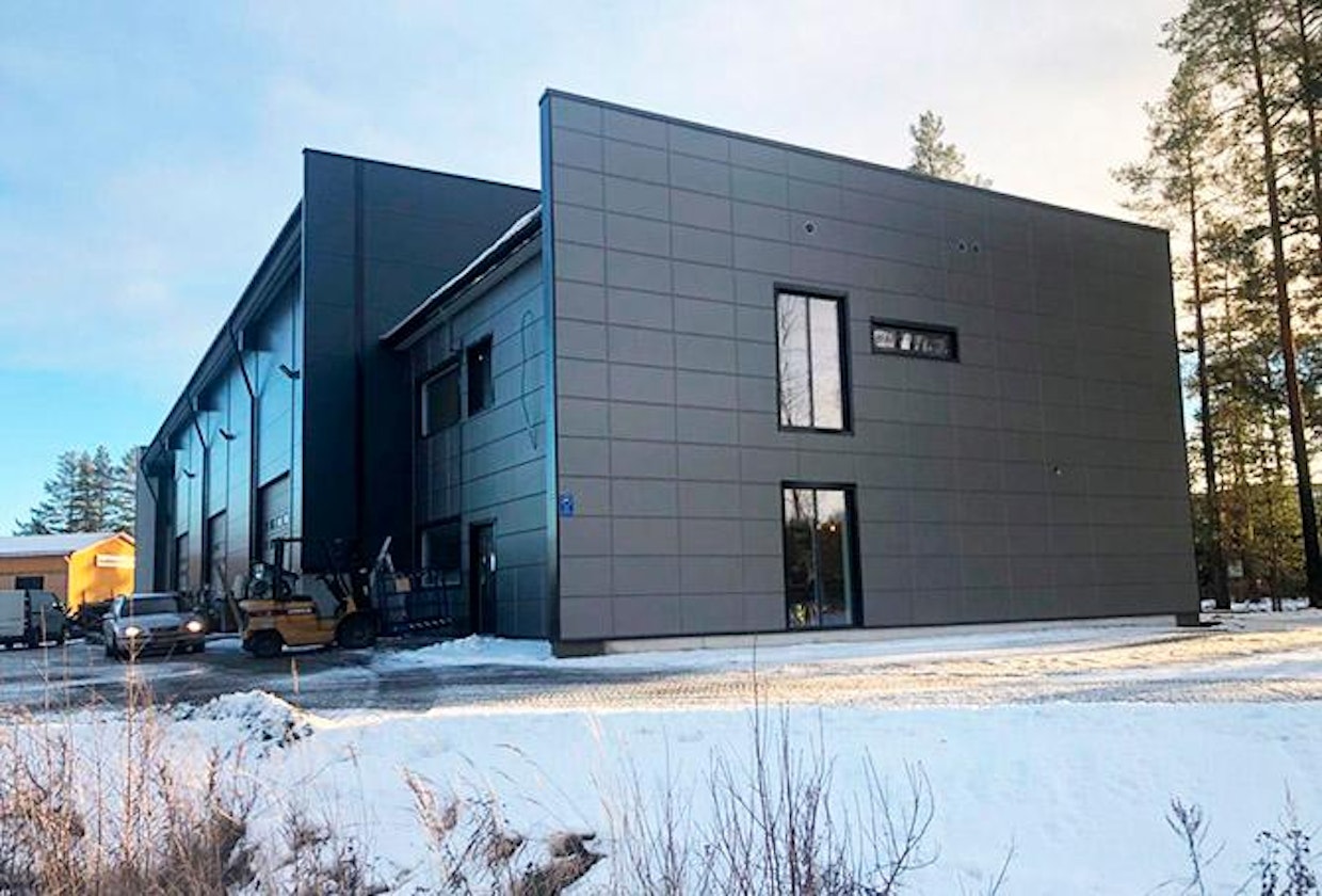 Purkutyömaalta siirretty halli uudessa sijainnissaan. Helsingistä puretun telakkarakennuksen hallirungon, siltanosturin ja nosturiradan elämä jatkuu työkonepalveluita tarjoavan yrityksen hallirakennuksena.