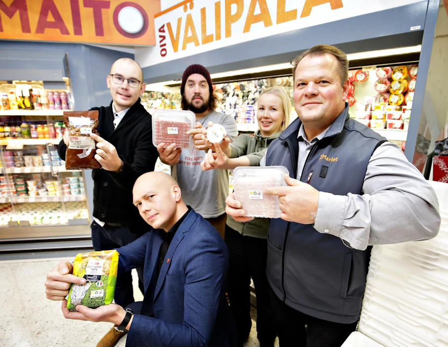 Muovipulloista tuttu panttijärjestelmä laajennettiin Soinin kokeilussa koskemaan kaikkea kotitalouksien muovijätettä. Kahden vuoden takaisessa kuvassa elintarvikepakkausten panttimerkintöjä esittelevät Soinin silloinen kunnanjohtaja Juha Viitasaari (edessä), Seinäjoen ammattikorkeakoulun asiantuntija Kari Laasasenaho (vas.), projektipäällikkö Johannes Aalto, Soinin 4H:n toiminnanjohtaja Saija Källi ja K-kauppias Terho Keisala.