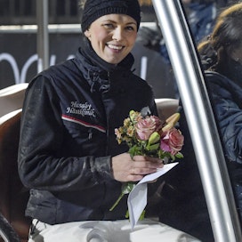 Josefine Ivehagin valmennettavat ovat voittaneet tällä kaudella jo 18 kertaa. Kuvassa Josefine Lasses Taran toisen perättäisen Solvallan voiton jälkeen viikko sitten keskiviikkona.