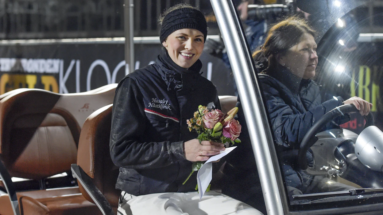 Josefine Ivehagin valmennettavat ovat voittaneet tällä kaudella jo 18 kertaa. Kuvassa Josefine Lasses Taran toisen perättäisen Solvallan voiton jälkeen viikko sitten keskiviikkona.
