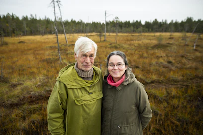 Timo Helteen ja Kaija Kiurun mielestä kaivoksen perustaminen luonnonsuojelualueelle on kestämätön ajatus. Viiankiaapa Ikuisesti -kirjassaan he luovat laajan katseen suohon ja sinne suunniteltuun kaivokseen.