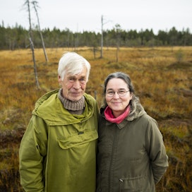 Timo Helteen ja Kaija Kiurun mielestä kaivoksen perustaminen luonnonsuojelualueelle on kestämätön ajatus. Viiankiaapa Ikuisesti -kirjassaan he luovat laajan katseen suohon ja sinne suunniteltuun kaivokseen.