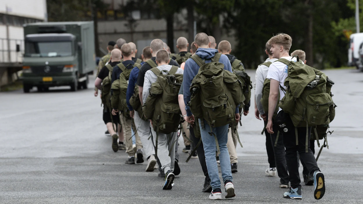 Varusmiespalvelus kestää koulutuksesta riippuen 165, 255 tai 347 päivää. Suurin osa palvelee 347 päivää. LEHTIKUVA / Mikko Stig.