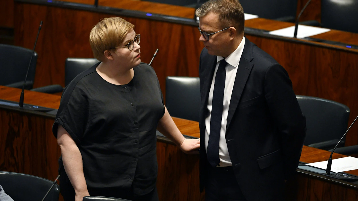 Välikysymyksen takana ovat keskusta ja Liike Nyt. Kuvassa keskustan puheenjohtaja Annika Saarikko ja pääministeri Petteri Orpo (kok.) eduskunnan täysistunnossa syyskuussa.