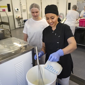 Heidi Saari (vas.) ja Shirin Namiq valmistavat jäätelöä vuohenmaidosta Kurikassa. Arkistokuva. 