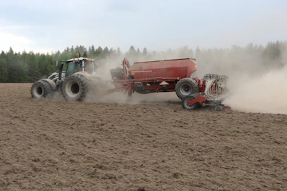 Horsch Serto on tehokas kylvölannoitin. Muokkaimia koneessa ei ole, joten halutut muokkaukset pitää hoitaa etukäteen. Pääjakajia on kaksi, yksi molemmilla puolilla. Jokaisessa putkessa on tukkovahti, jolloin kylvämättömiä paikkoja ei pääse syntymään. 