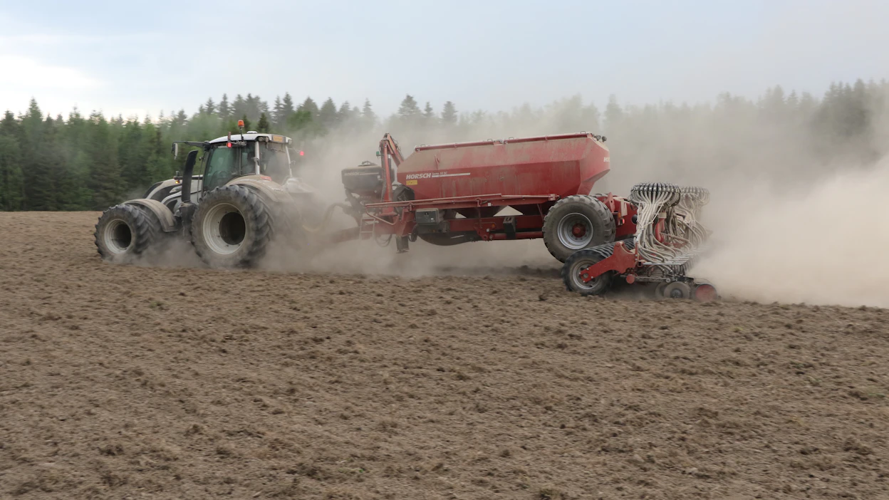 Horsch Serto on tehokas kylvölannoitin. Muokkaimia koneessa ei ole, joten halutut muokkaukset pitää hoitaa etukäteen. Pääjakajia on kaksi, yksi molemmilla puolilla. Jokaisessa putkessa on tukkovahti, jolloin kylvämättömiä paikkoja ei pääse syntymään.