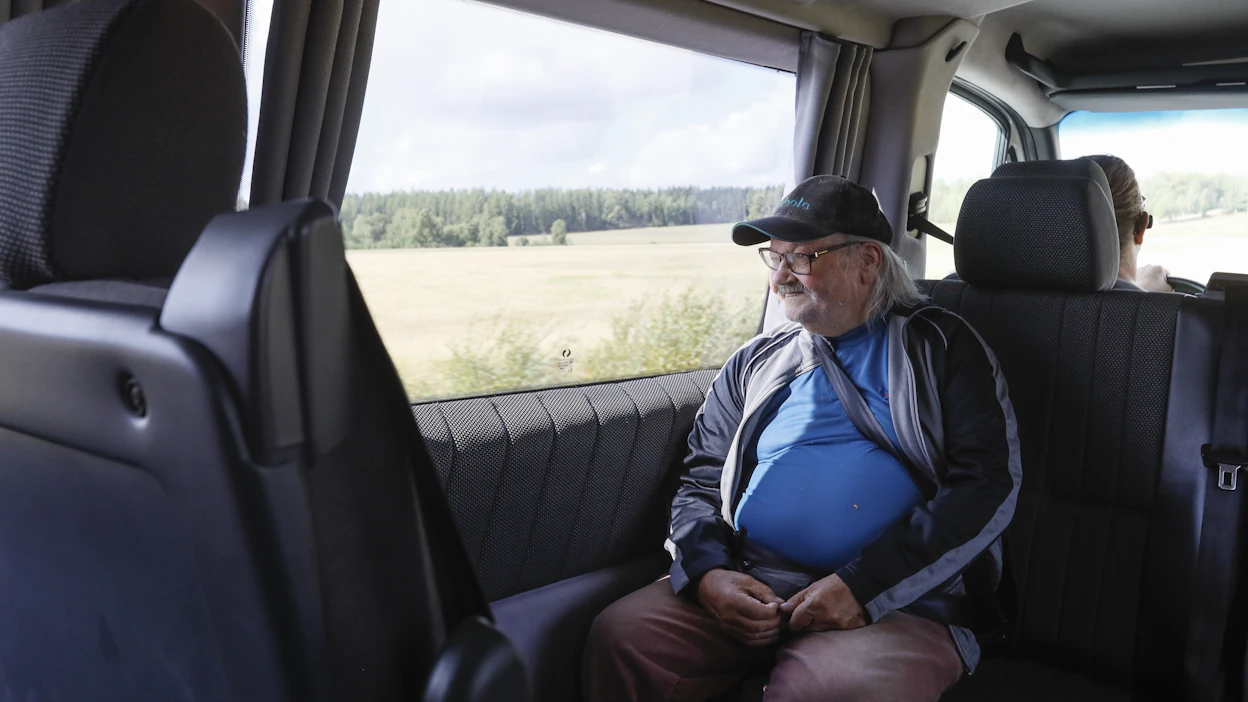 Asko Heikkilä istuu pankin tarjoamassa kyydissä keskitetylle toimipisteelle Auraan. Heikkilä on harmissaan siitä, että oman pankin konttori lähti kotikylältä.