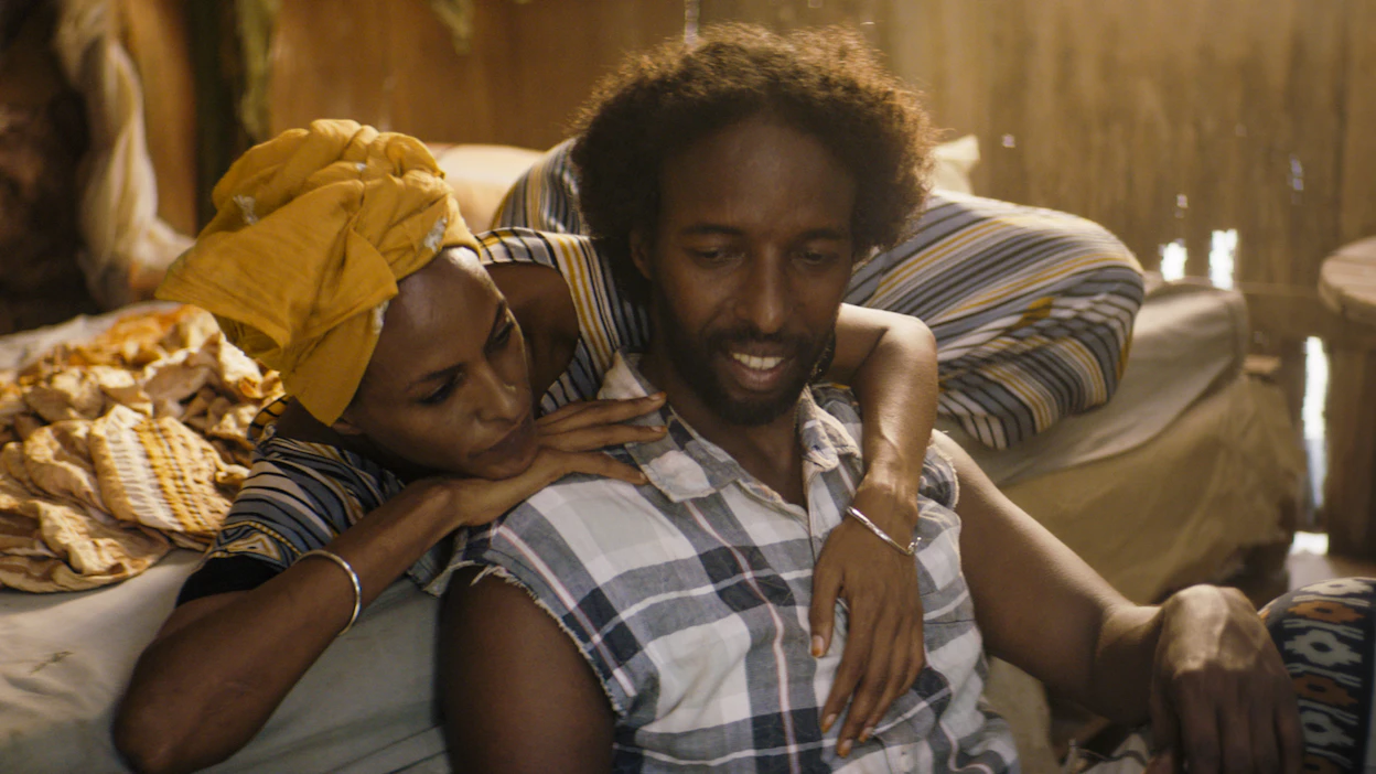 Nasra (Yasmin Warsame) ja Guled (Omar Abdi) ovat toisiaan syvästi rakastava aviopari.