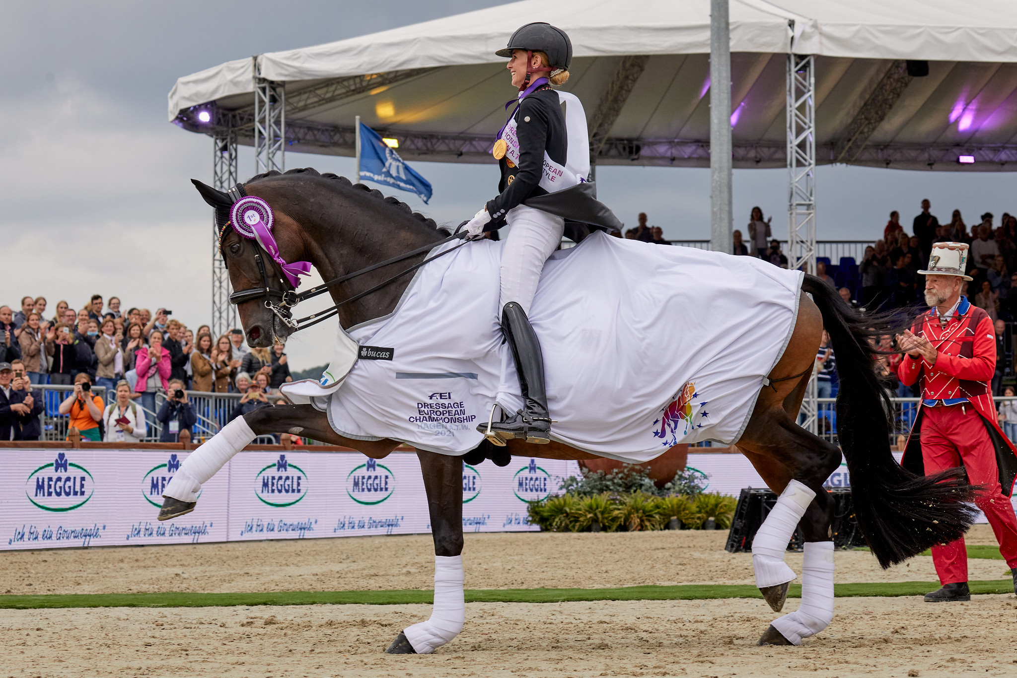Ratsujen pintelöinti kilparatsastuksessa kielletään Alankomaissa huhtikuun alusta lähtien. Kuvituskuvassa saksalainen Jessica von Bredow-Werndl ja TSF Dalera BB Euroopan mestaruuskilpailujen palkintojenjaossa 2021.
