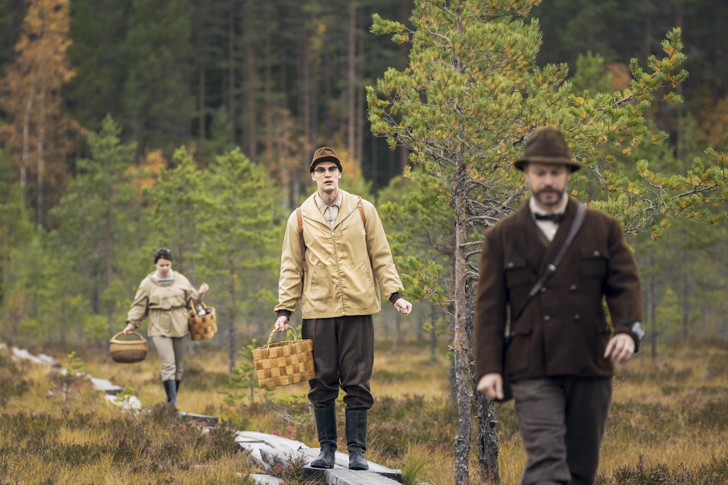 Hamsteri (Peter Franzén) vie Rurikin (Jaakko Ohtonen) ja Tellun (Vilma Kinnunen) karpaloon.