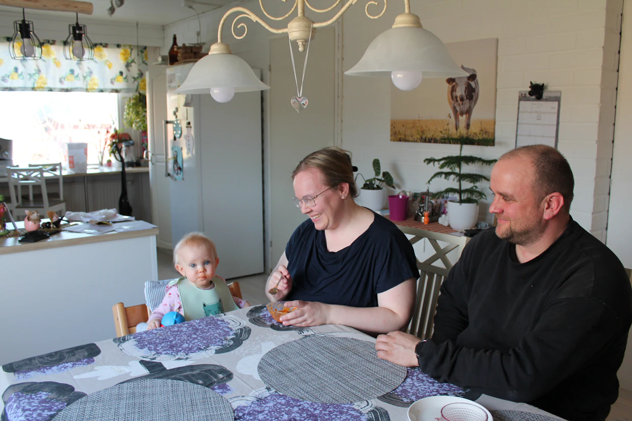 Perheen nuorimmainen Kerttu nauttii selvästi siitä, kun äidillä ja isällä riittää aikaa hänelle.