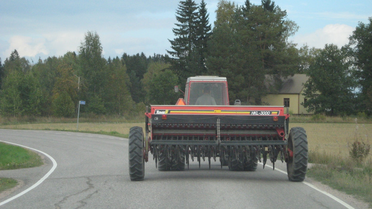 Iäkkään miehen auto törmäsi traktoriin maantiellä. Kuvituskuva.