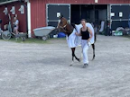Lara Boko ja hoitajansa Marjo Kivimaa voitokkaan kesäkuun Breeders Crown -alkuerän yhteydessä Rättvikissä.