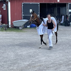 Lara Boko ja hoitajansa Marjo Kivimaa voitokkaan kesäkuun Breeders Crown -alkuerän yhteydessä Rättvikissä.