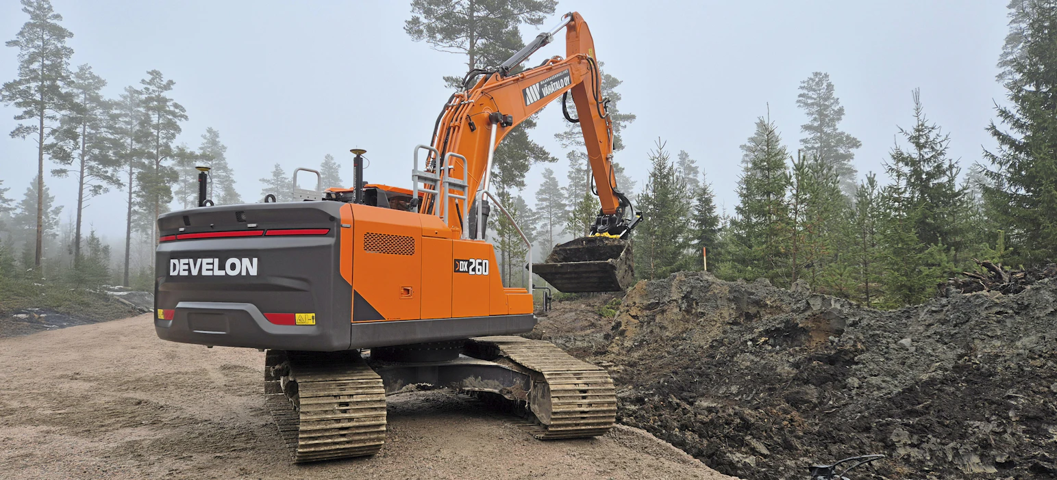 Vastapainoa on kasvatettu 500 kg, jonka ansiosta uusi 9-sarjalainen on entistä vakaampi kaivaa. Kun mennään kivelle, pudotetaan kauhanpyörittäjä pois ja näin saadaan maksimi murtovoima käyttöön.