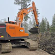 Vastapainoa on kasvatettu 500 kg, jonka ansiosta uusi 9-sarjalainen on entistä vakaampi kaivaa. Kun mennään kivelle, pudotetaan kauhanpyörittäjä pois ja näin saadaan maksimi murtovoima käyttöön.