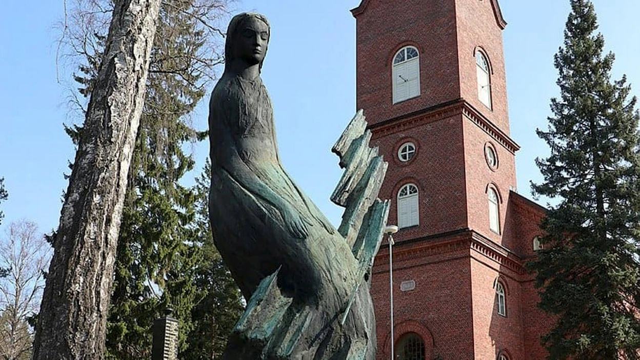 Seurakunnan mukaan Karjalan neito -niminen muistomerkki varastettiin todennäköisesti torstain ja perjantain välisenä yönä. Muistomerkistä on jäljellä vain jalusta. Muistomerkki on ehjä Mäntsälän seurakunnan päiväämättömässä arkistokuvassa. LEHTIKUVA / Handout / Henry Salo.