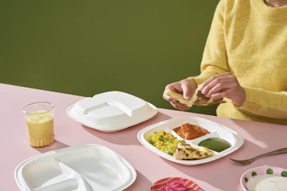 Jäykät, mutta kevyet ruokapakkaukset puristetaan suoraan märästä puumassasta.