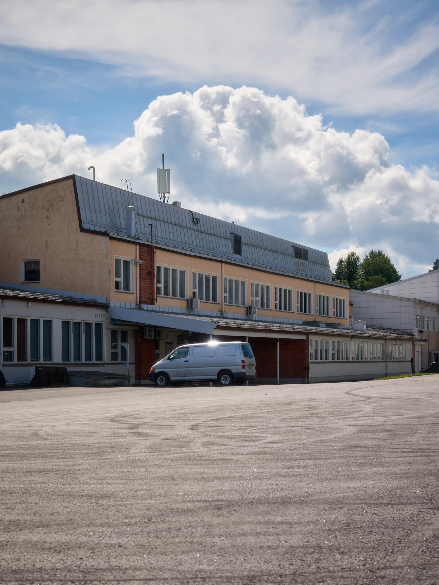 Vammalan ammattikoulun pihamaassa näkyvät autoharrastusten jäljet.