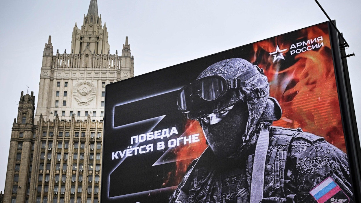 Myös yhdysvaltalainen ajatushautomo ISW on arvioinut, että Venäjällä valmistaudutaan uuteen, peiteltyyn liikekannallepanoon. Kuvassa Venäjän armeijan mainos Moskovan keskustassa. LEHTIKUVA/AFP . 