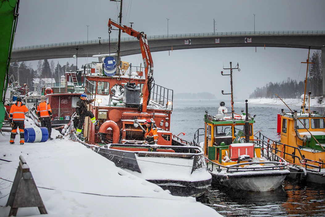 Uittopojat Oy:n alusten talvihuollot alkoivat keskiviikkona Laitaatsillan telakka-alueella Savonlinnassa. Kuvassa ovat hinaaja Tarmo sekä apualukset Eero ja Konnus.