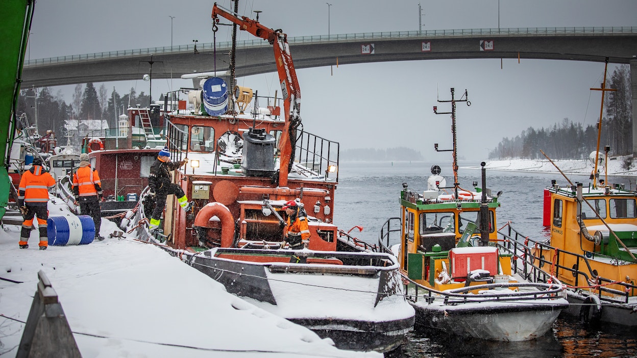 Uittopojat Oy:n alusten talvihuollot alkoivat keskiviikkona Laitaatsillan telakka-alueella Savonlinnassa. Kuvassa ovat hinaaja Tarmo sekä apualukset Eero ja Konnus.