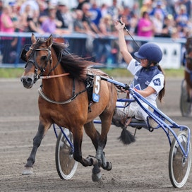 Maria Kiukas tuuletti Smedens Andiamon voittoa B-ponien Suomen mestaruudessa.
