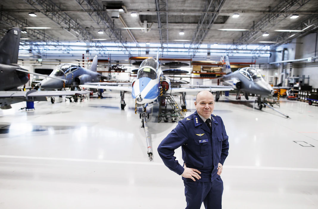 Ilmasotakoulun johtaja, eversti Vesa Mäntylä kävi lentokonehallissa katselemassa Hawk-harjoitushävittäjiä, jotka modifioituina palvelevat Suomea vuoteen 2035.