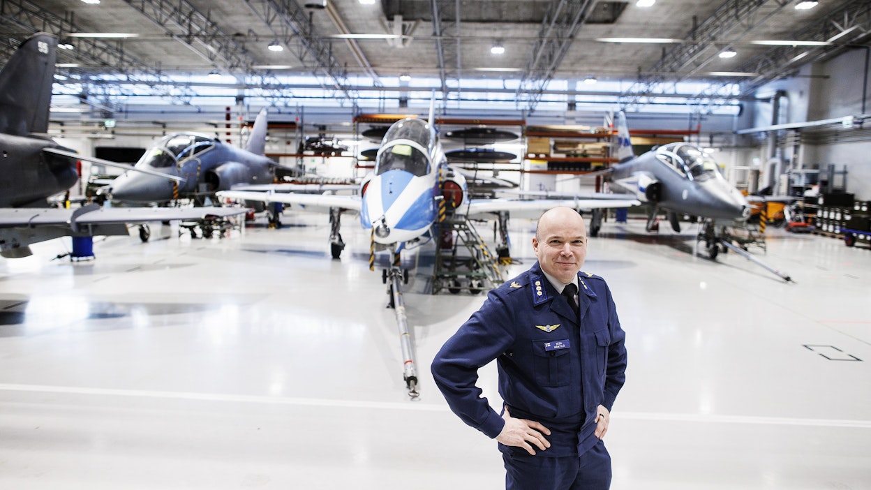 Ilmasotakoulun johtaja, eversti Vesa Mäntylä kävi lentokonehallissa katselemassa Hawk-harjoitushävittäjiä, jotka modifioituina palvelevat Suomea vuoteen 2035.
