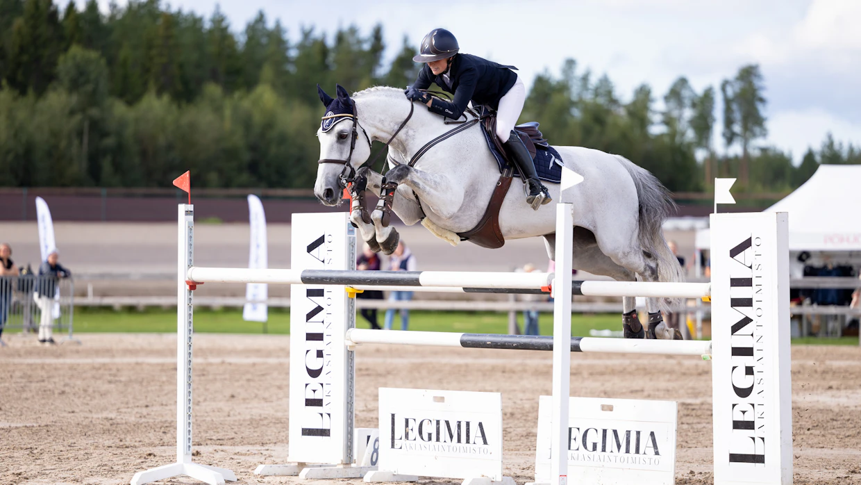 KG Corazon on Susanna Granrothin tämän hetken ykköshevonen. Espoolaisen Burmeisterin perheen ruunalla Granroth on saavuttanut muun muassa SM-hopeaa ja GP-sarjan voiton, josta kuva.