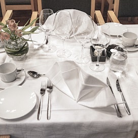 Lautaskiistan nimi viittaa EU:n huippukokousten illallisiin: katettaisiinko Suomelle pöytään yksi vai kaksi lautasta.