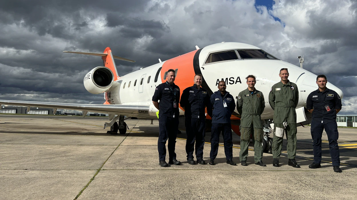 MVX-hankkeen henkilöstöä tutustumassa Bombardier Challenger 604 koneeseen Melbournessa Australiassa vuonna 2022. LEHTIKUVA / HANDOUT / RAJAVARTIOLAITOS .