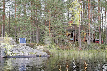 90 watin aurinkopaneeli on melko huomaamattoman kokoinen, mutta riittää tuottamaan valaistuksen ja kännykän latauksen tarvitseman virran seuraavan aurinkoisen päivän aikana.