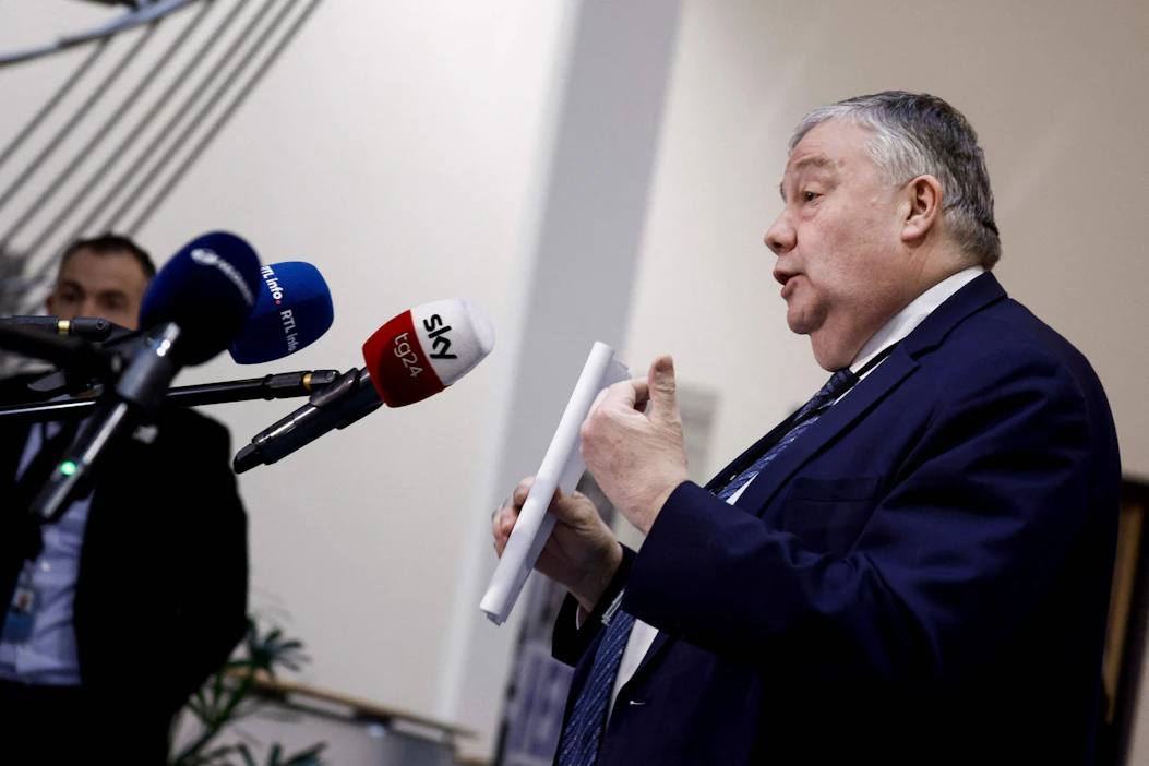 Belgialaisedustaja Marc Tarabella osallistui parlamentin istuntoon ja äänesti oman koskemattomuutensa poistamisen puolesta. Hän sanoi olevansa syytön. LEHTIKUVA/AFP.