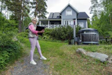Kiinteistönvälittäjä Saija Miettinen esitteli maanantaina kohdetta Kuopion Ranta-Toivalassa.