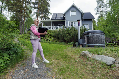 Kiinteistönvälittäjä Saija Miettinen esitteli maanantaina kohdetta Kuopion Ranta-Toivalassa. 