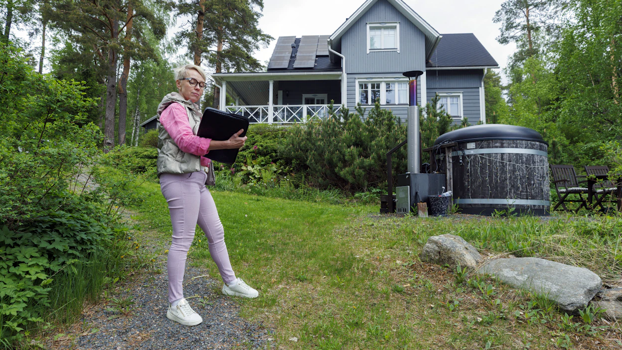 Kiinteistönvälittäjä Saija Miettinen esitteli maanantaina kohdetta Kuopion Ranta-Toivalassa.